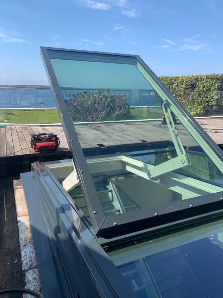 Automatisation d’un Vélux dans un appartement en dernier étage à Cannes par AZURELEC