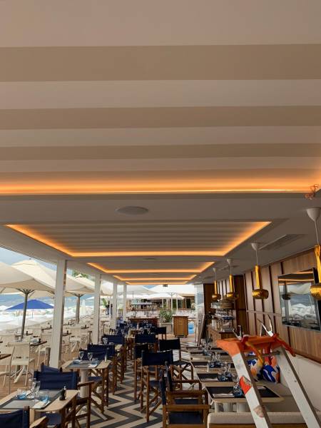 Électricité restaurant de plage à Cannes : installation électrique et éclairage LED professionnel pour établissements bord de mer